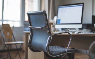 bureau-chaise-ordinateur-fenetre-lumiere