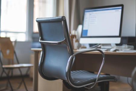 bureau-chaise-ordinateur-fenetre-lumiere