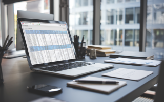 bureau-moderne-ordinateur-portable-fournitures