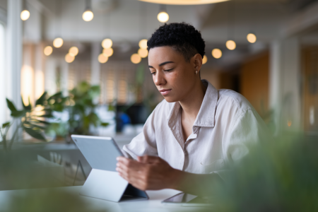 personne-tablette-calculs-bureau-moderne