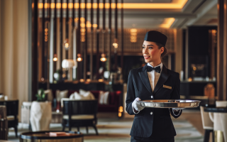 employe-hotel-plateau-hall-luxueux
