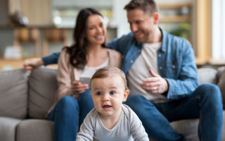 parents-couple-bebe-canape-maison-moderne