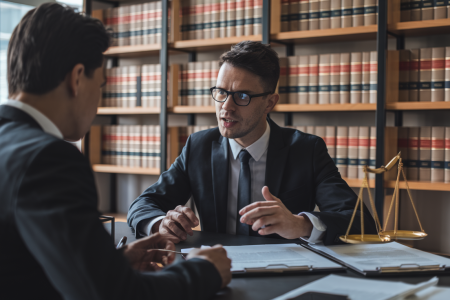 avocat-personne-documents-bureau-moderne