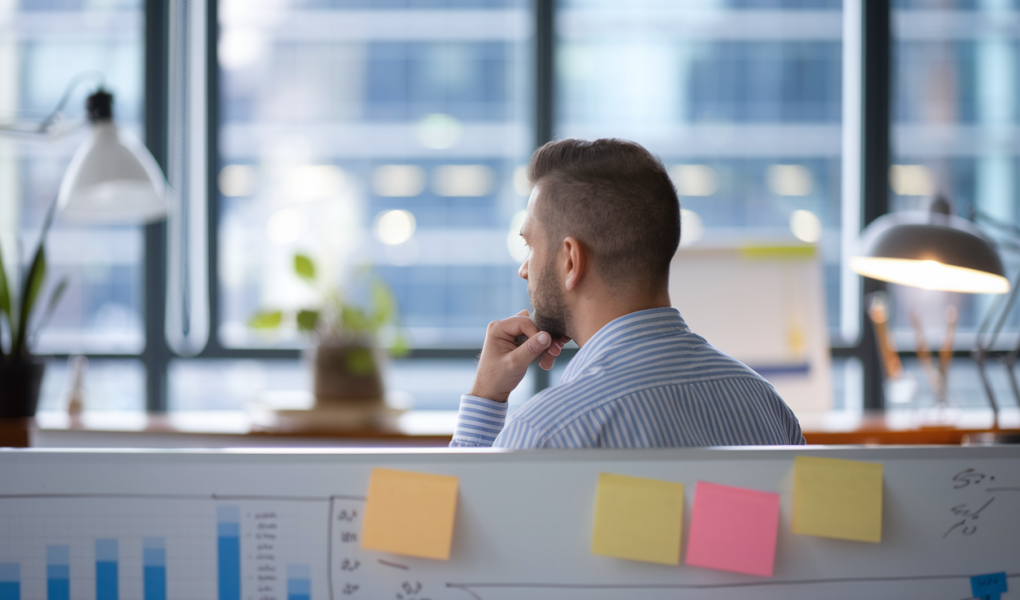 employe-tableau-blanc-post-it-fenetre