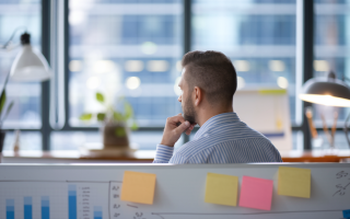 employe-tableau-blanc-post-it-fenetre