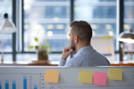 employe-tableau-blanc-post-it-fenetre