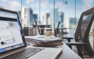 bureau-moderne-chaise-ordinateur-documents-cafe