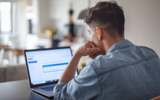 jeune-adulte-ordinateur-portable-首页