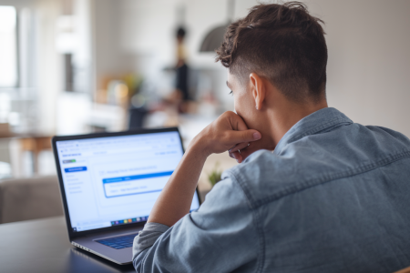 jeune-adulte-ordinateur-portable-首页