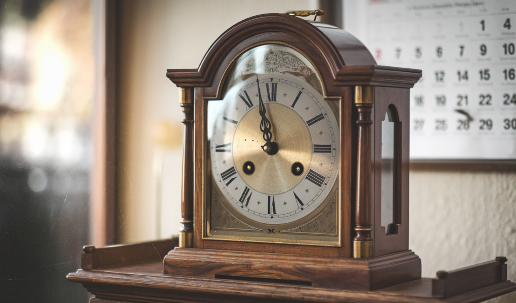 horloge-ancienne-calendrier-lumiere-douce