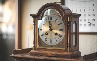 horloge-ancienne-calendrier-lumiere-douce