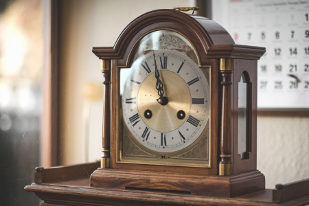 horloge-ancienne-calendrier-lumiere-douce