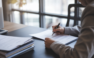 personne-bureau-signe-document-lumiere