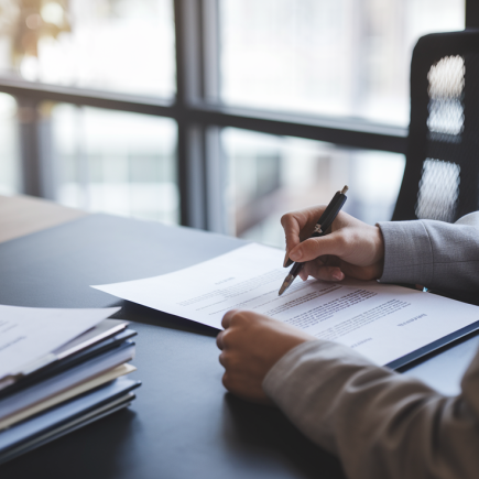 personne-bureau-signe-document-lumiere