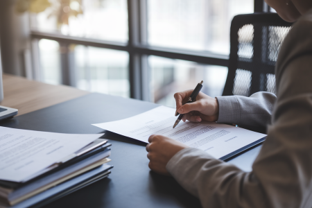 personne-bureau-signe-document-lumiere