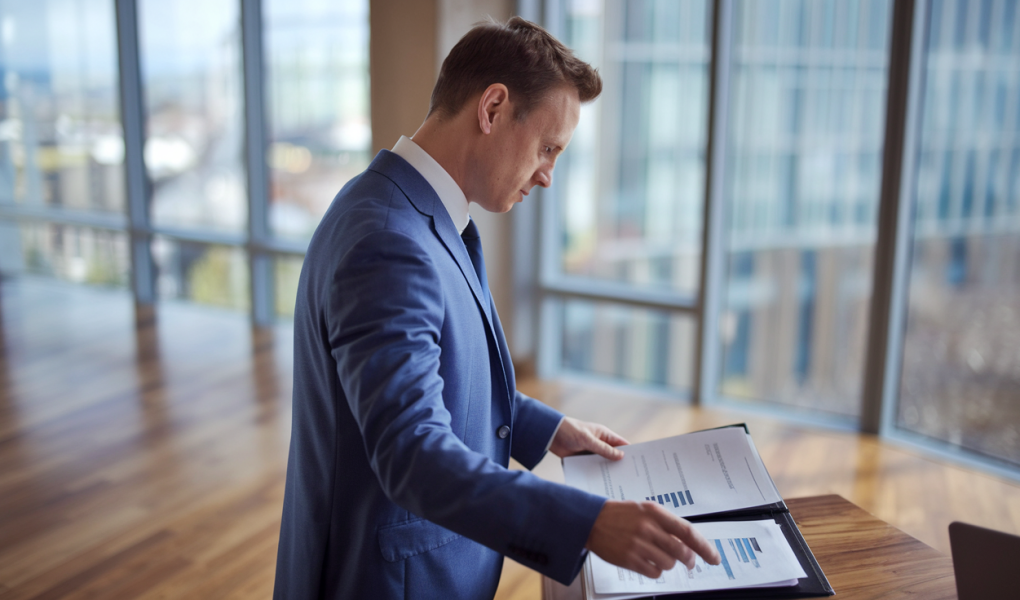 homme-bureau-documents-vue-ville