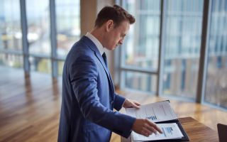 homme-bureau-documents-vue-ville