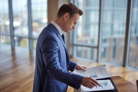homme-bureau-documents-vue-ville