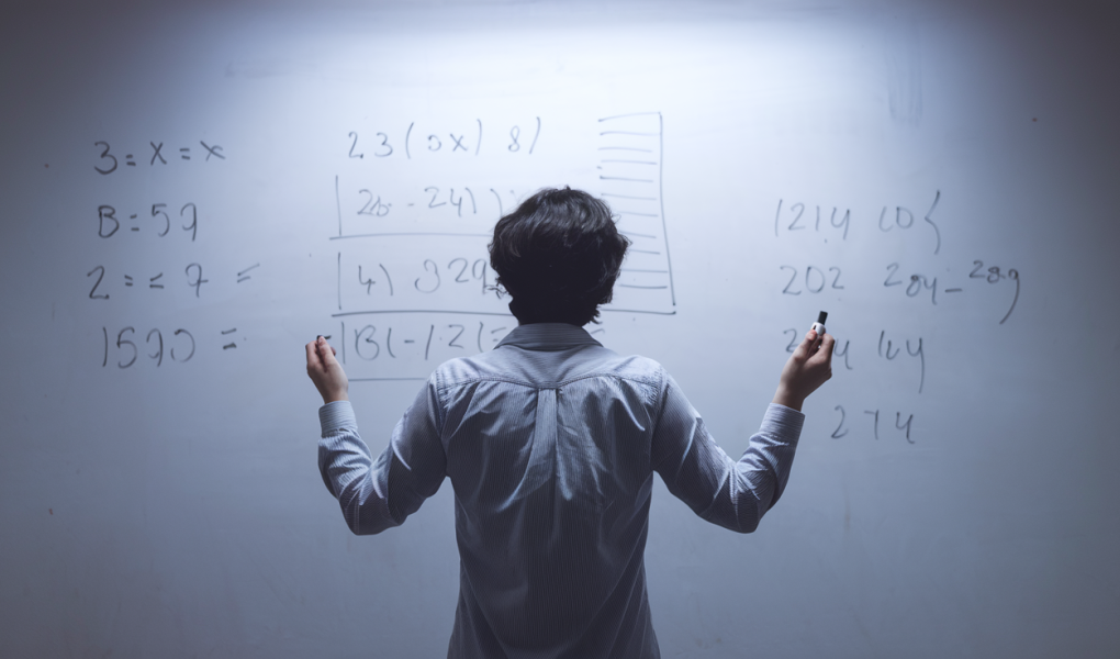 personne-tableau-blanc-calculs-mathematiques