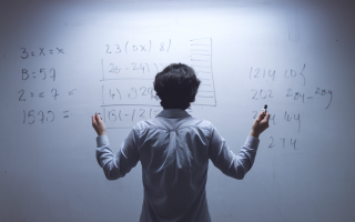 personne-tableau-blanc-calculs-mathematiques