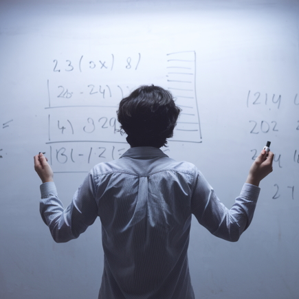 personne-tableau-blanc-calculs-mathematiques