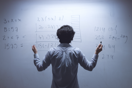 personne-tableau-blanc-calculs-mathematiques