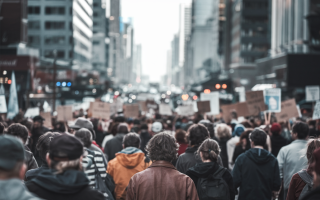 manifestants-pancartes-foule-ville-dynamique