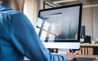 bureau-moderne-personne-ordinateur-flou