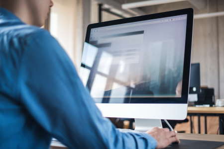 bureau-moderne-personne-ordinateur-flou