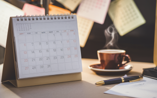 calendrier-bureau-tasse-cafe-stylo