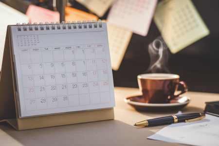 calendrier-bureau-tasse-cafe-stylo
