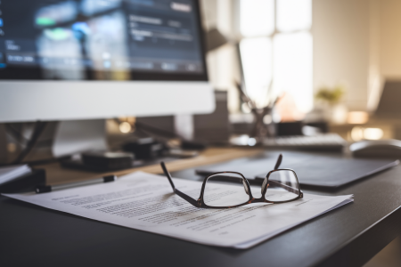 bureau-professionnel-ordinateur-lunettes-document