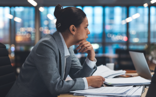 personne-dos-bureau-moderne-documents