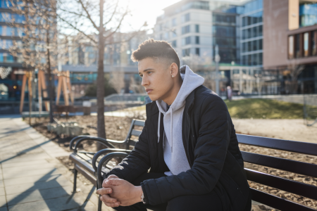 jeune-adulte-banc-parc-urbain-batiments-modernes