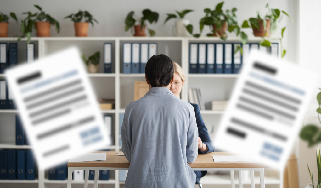 personne-bureau-discussion-documents-plantes