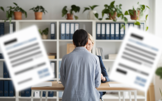 personne-bureau-discussion-documents-plantes