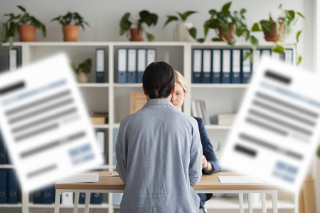 personne-bureau-discussion-documents-plantes