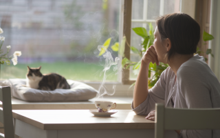 employe-detendu-tasse-the-jardin