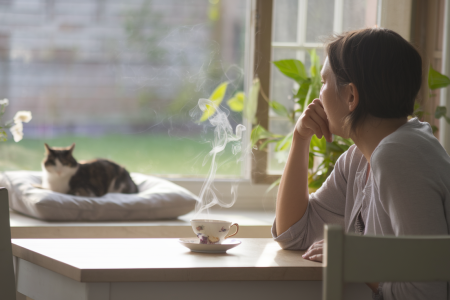 employe-detendu-tasse-the-jardin