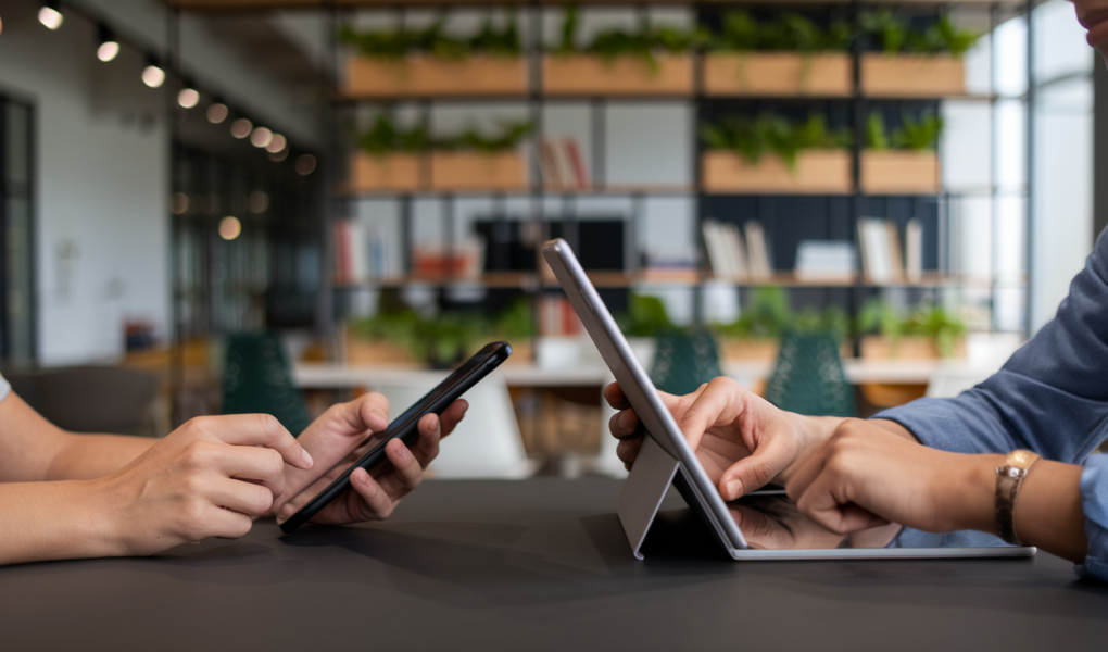 personnes-table-appareils-numeriques-bureau
