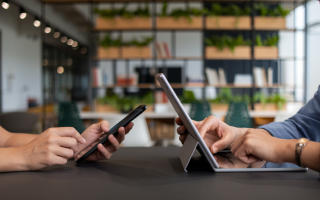 personnes-table-appareils-numeriques-bureau