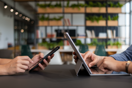 personnes-table-appareils-numeriques-bureau