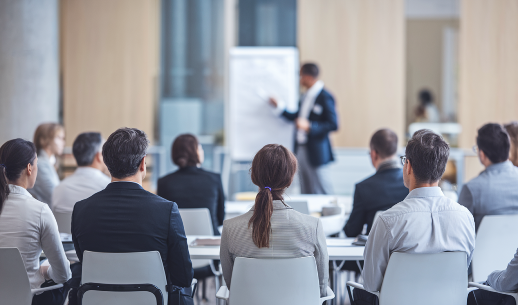 formateur-salle-conference-tableau-blanc