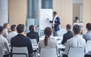 formateur-salle-conference-tableau-blanc