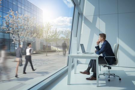 employe-bureau-fenetre-journee-ensoleillee