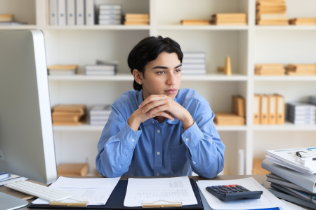 bureau-documents-calculatrice-ordinateur-etageres