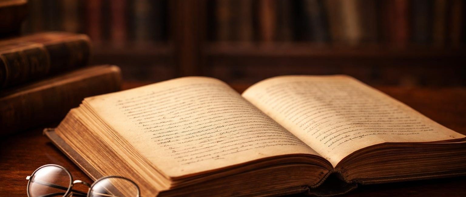 livre-ancien-bureau-bois-lunettes