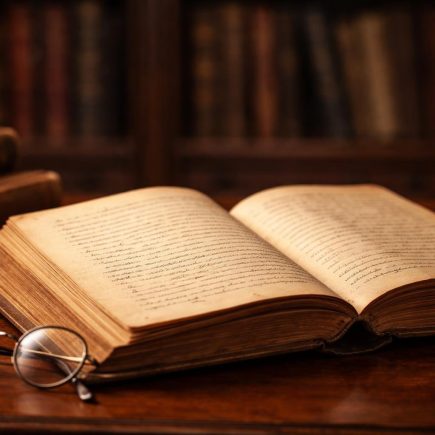 livre-ancien-bureau-bois-lunettes