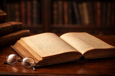 livre-ancien-bureau-bois-lunettes