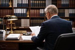 HuissiersPlus Avis : Faut-il Foncer ou Éviter ?